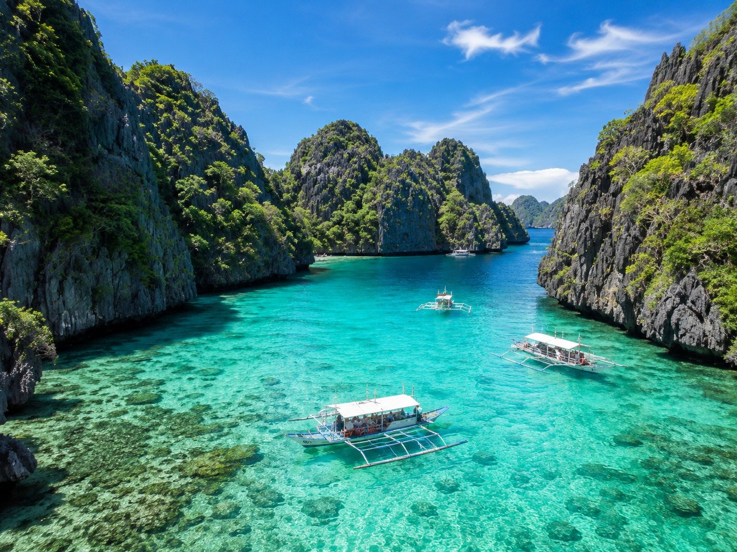 El Nido island tour with turquoise water and boats